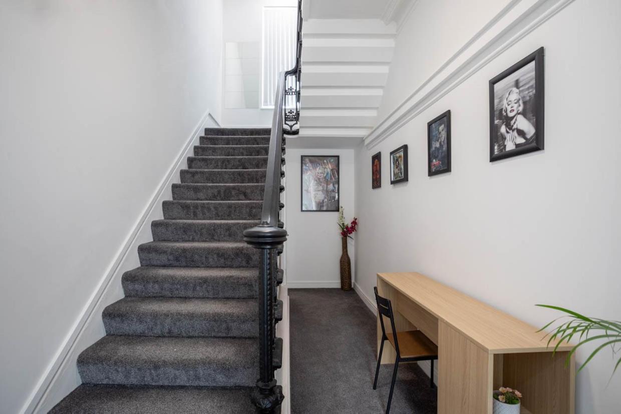 Dusties Hotel Rotherham Bagian luar foto